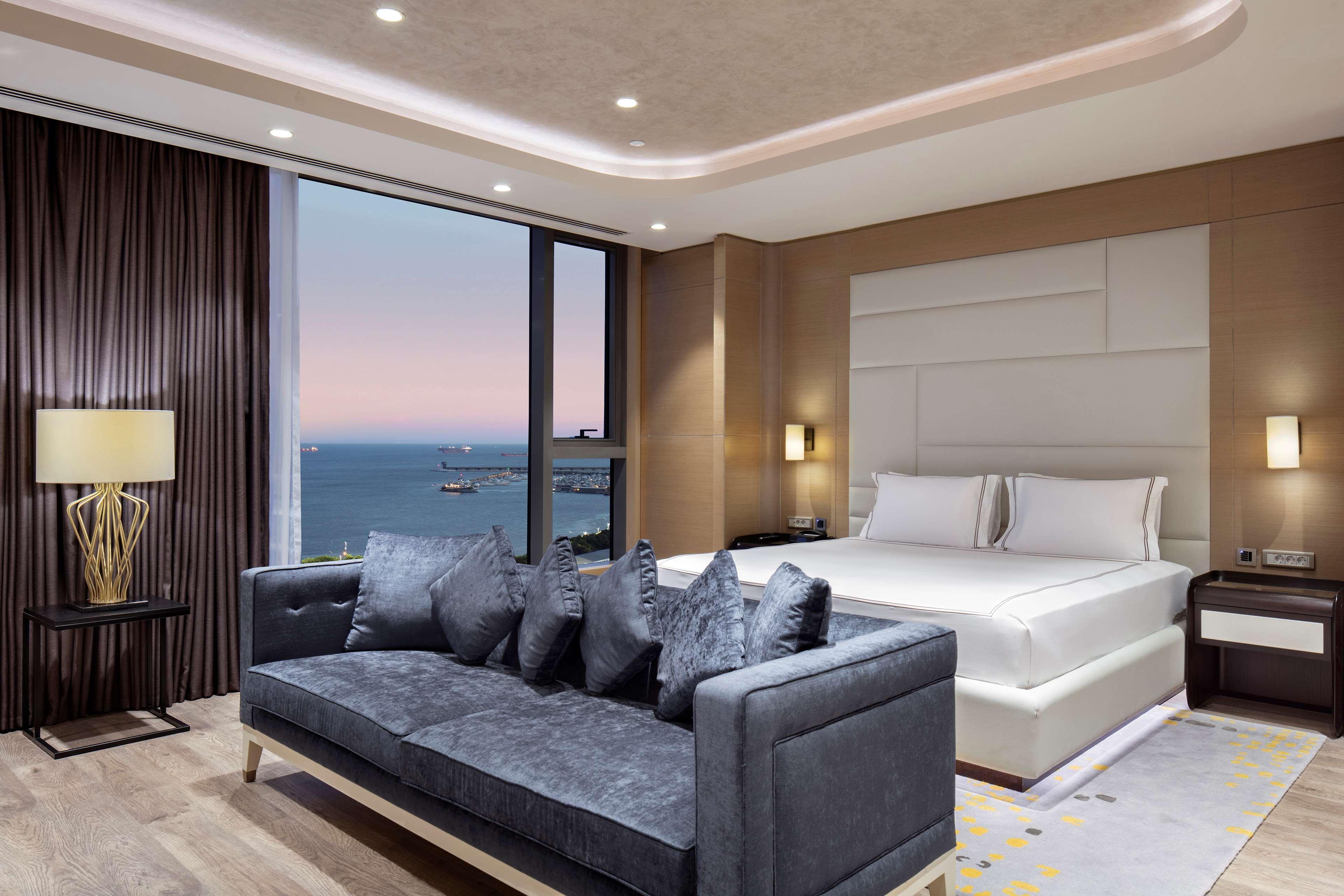 Отель Hilton Istanbul Bakirkoy Экстерьер фото A bedroom at the hotel