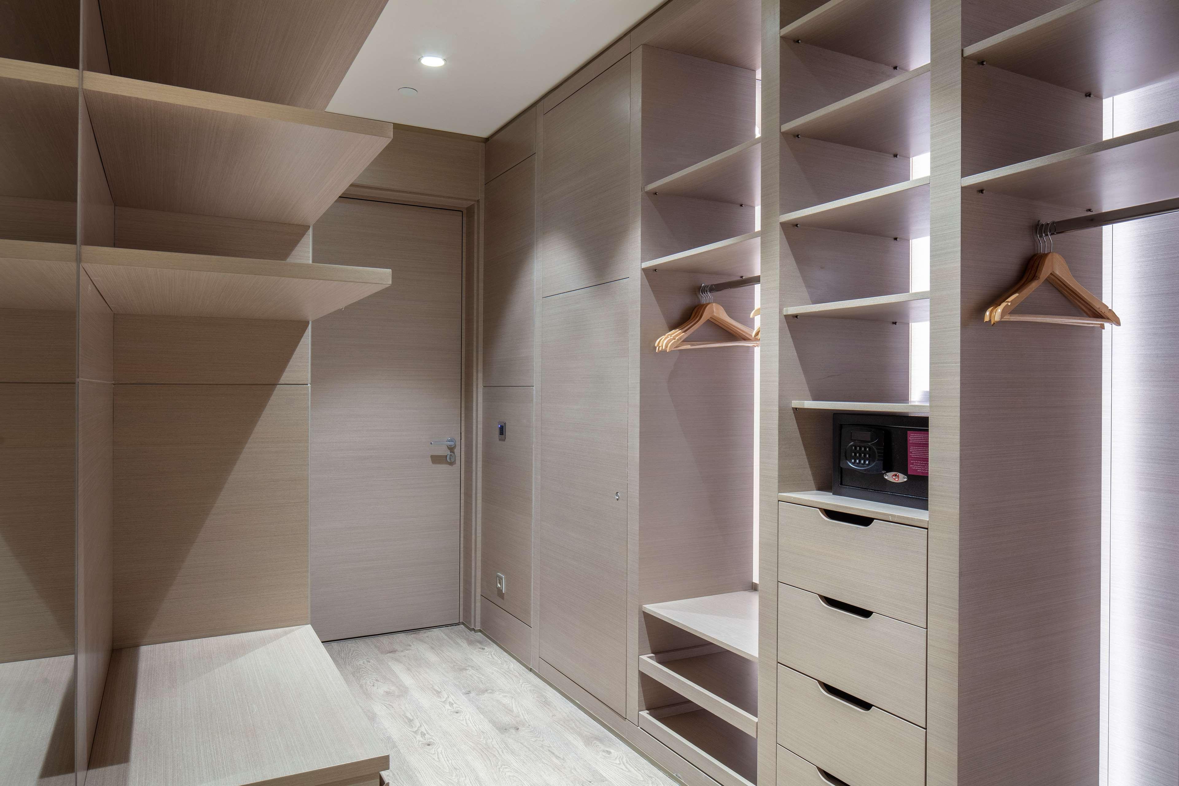 Отель Hilton Istanbul Bakirkoy Экстерьер фото A walk-in closet