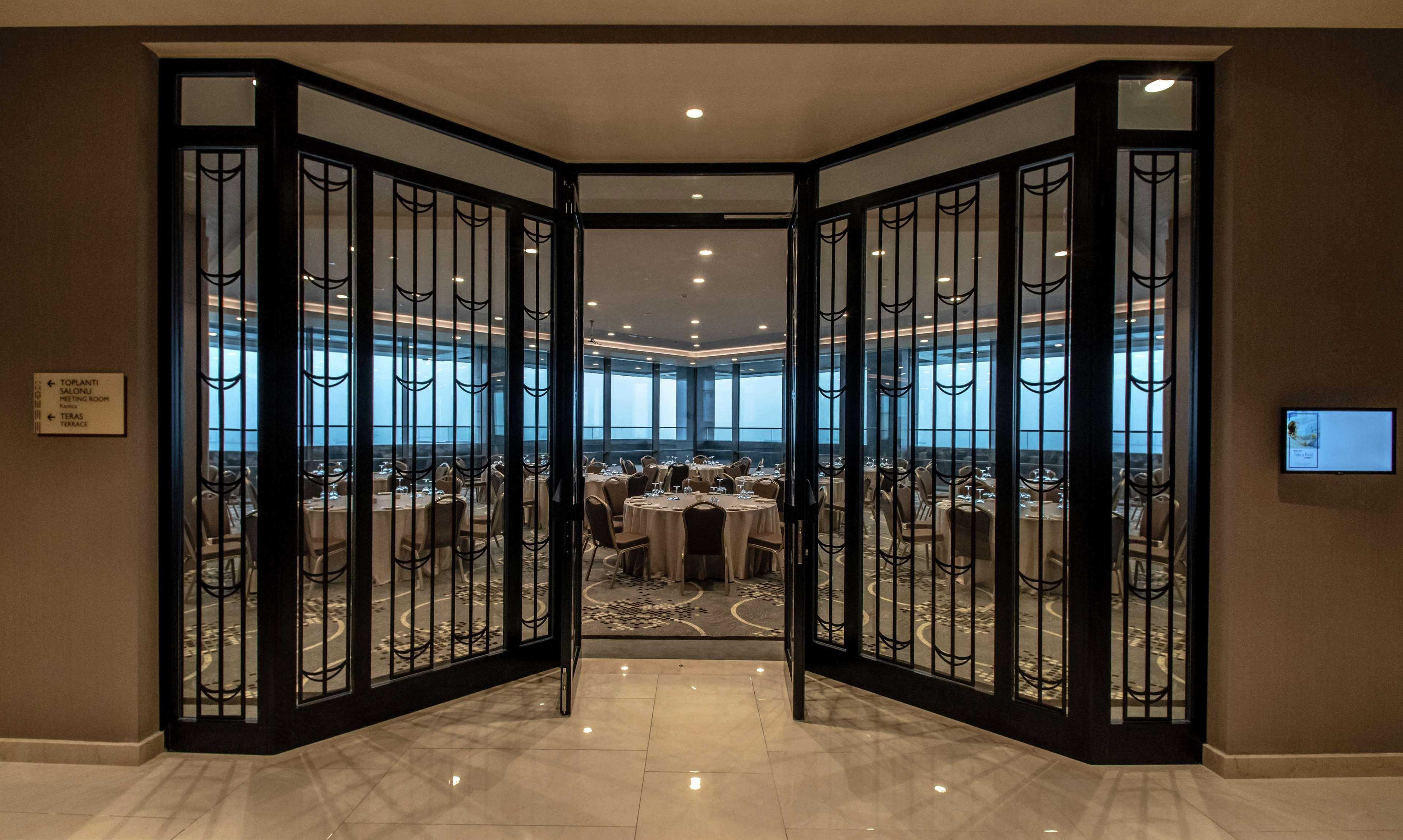 Отель Hilton Istanbul Bakirkoy Экстерьер фото The entrance to the ballroom