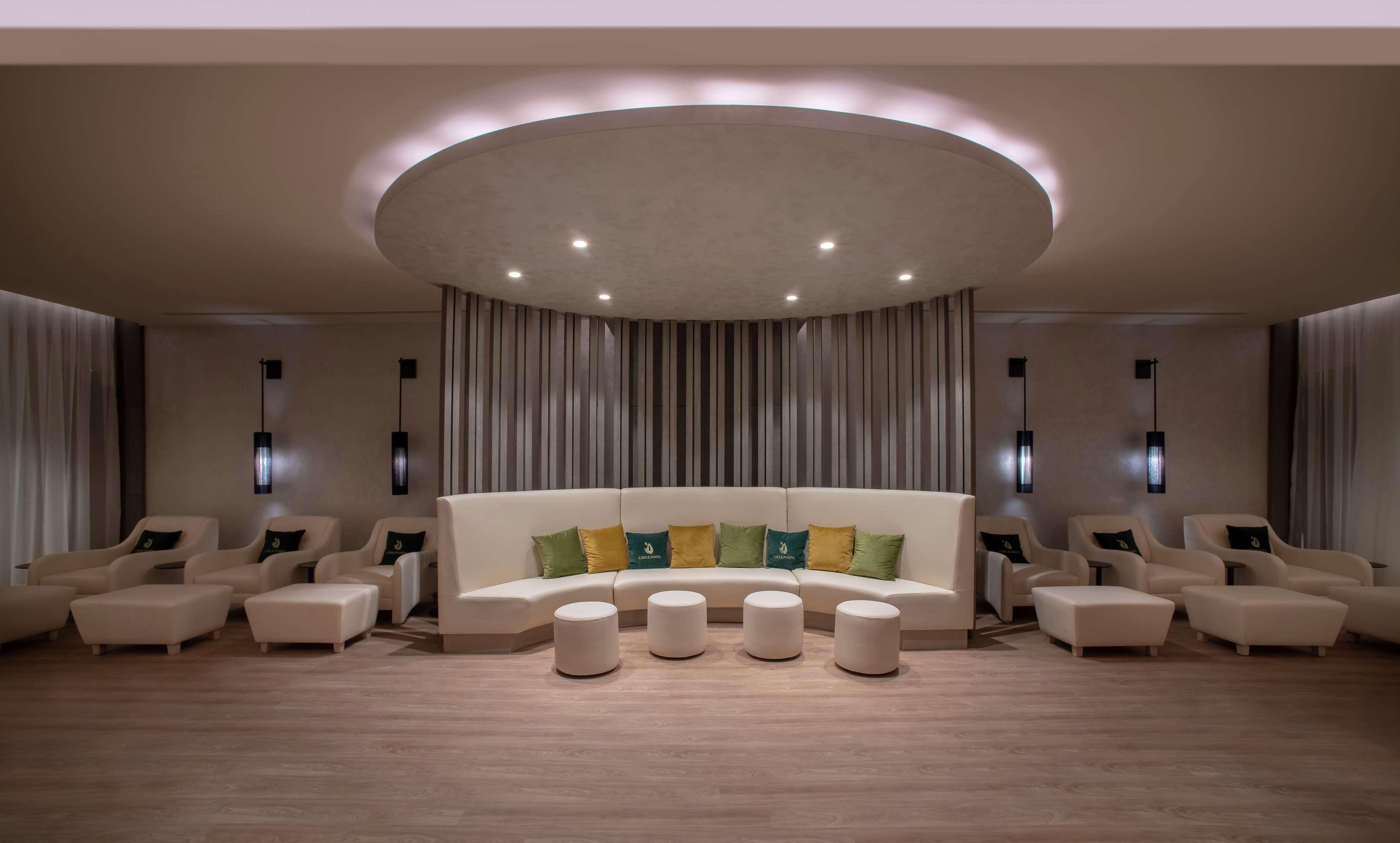 Отель Hilton Istanbul Bakirkoy Экстерьер фото The lounge at the airport
