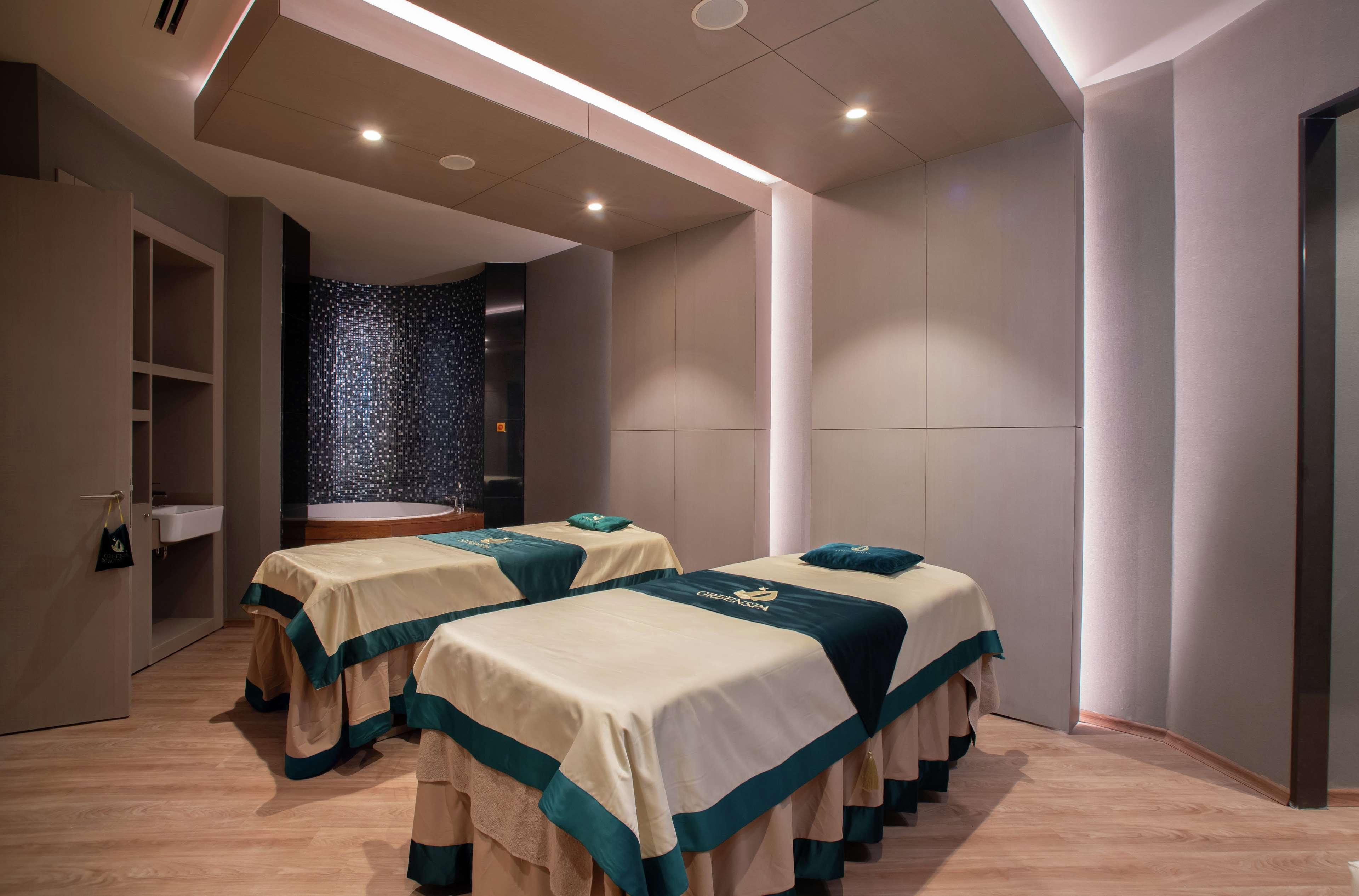 Отель Hilton Istanbul Bakirkoy Экстерьер фото A treatment room at the spa