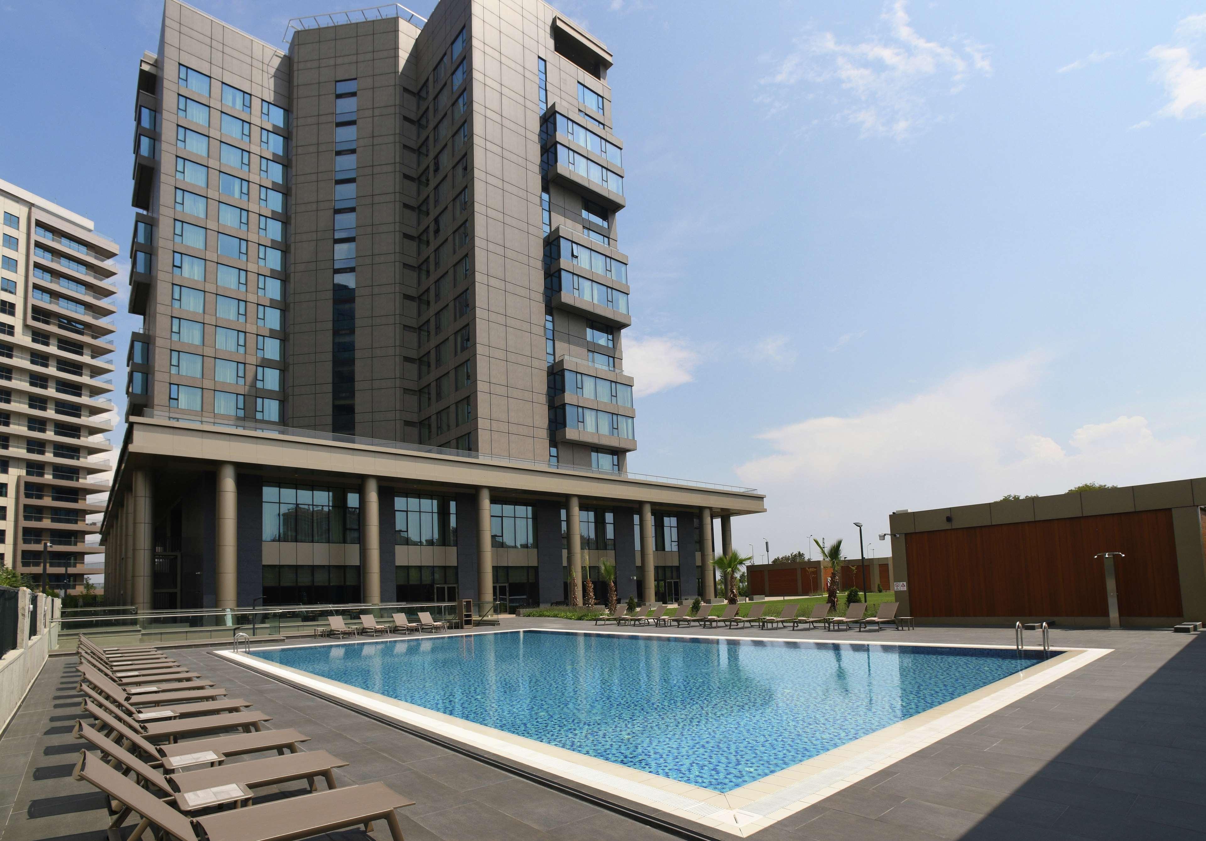 Отель Hilton Istanbul Bakirkoy Экстерьер фото The complex