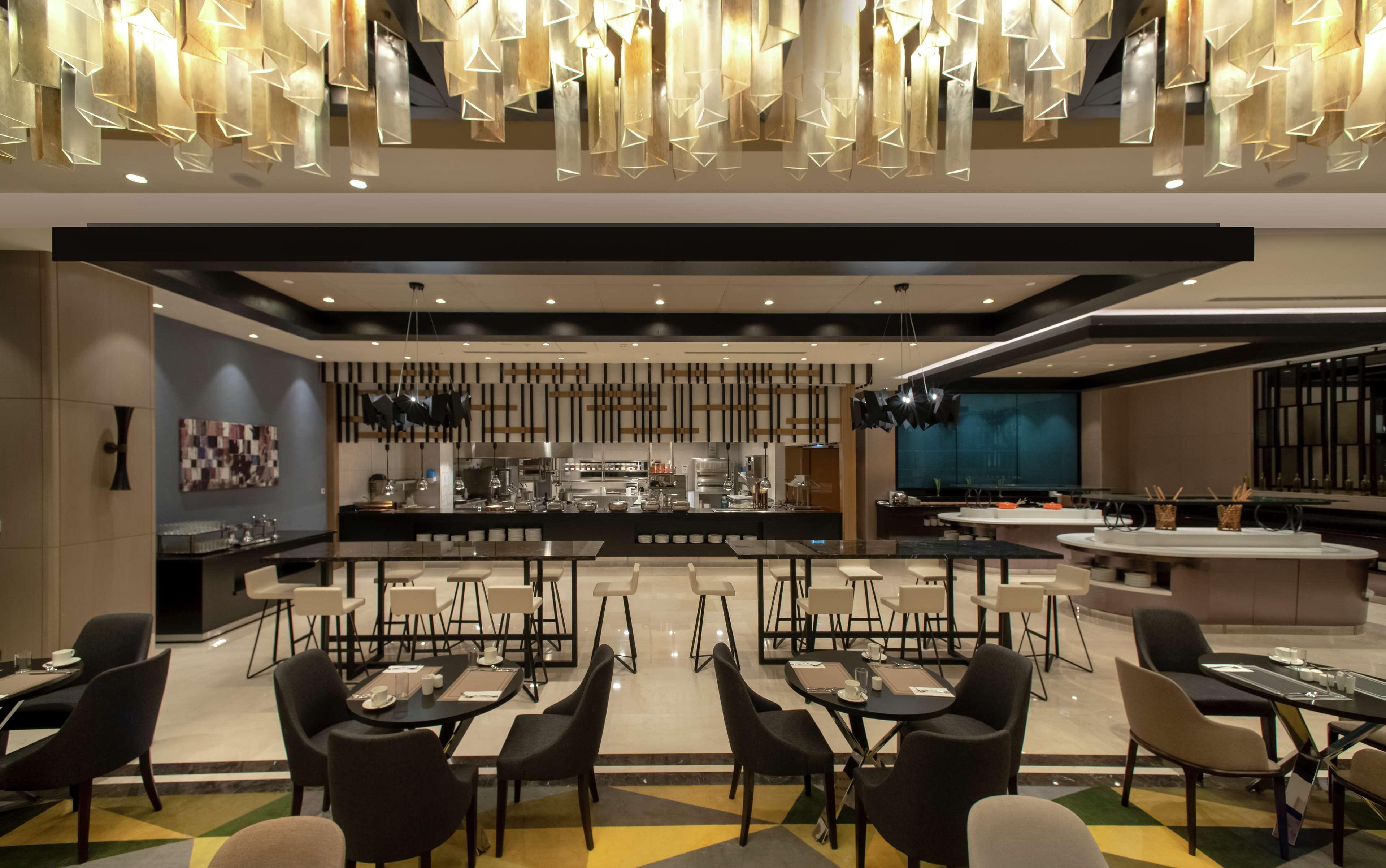 Отель Hilton Istanbul Bakirkoy Экстерьер фото The lounge at KLIA