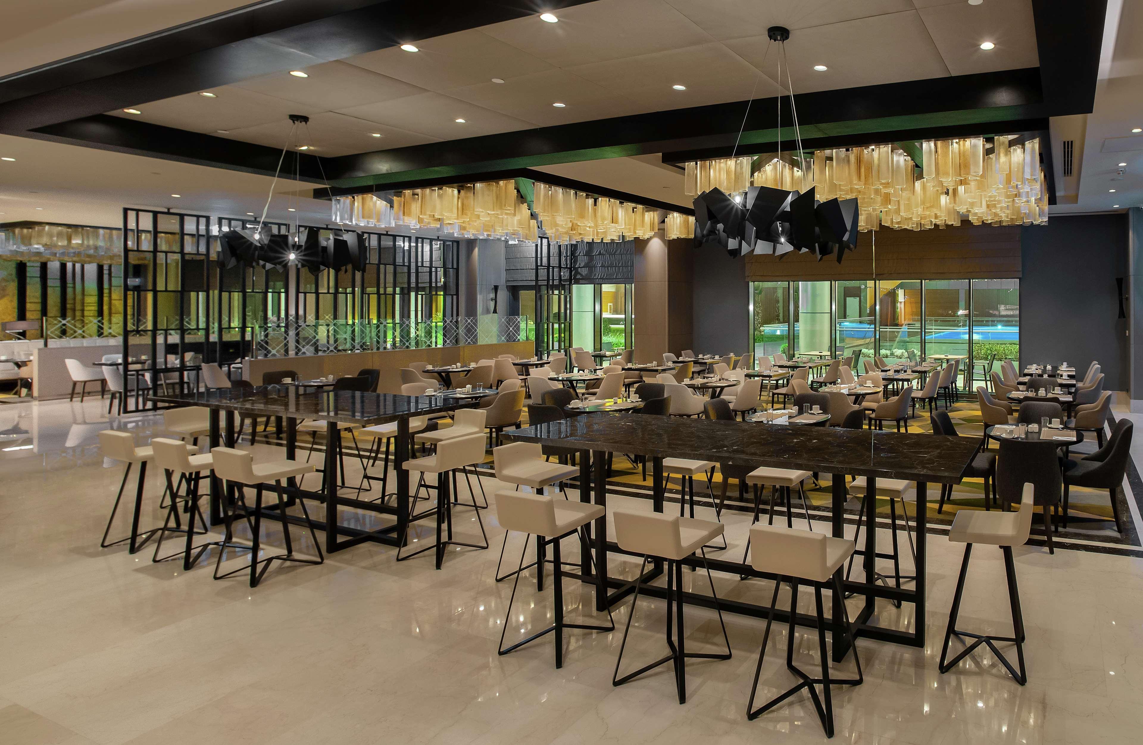 Отель Hilton Istanbul Bakirkoy Экстерьер фото The interior of the restaurant