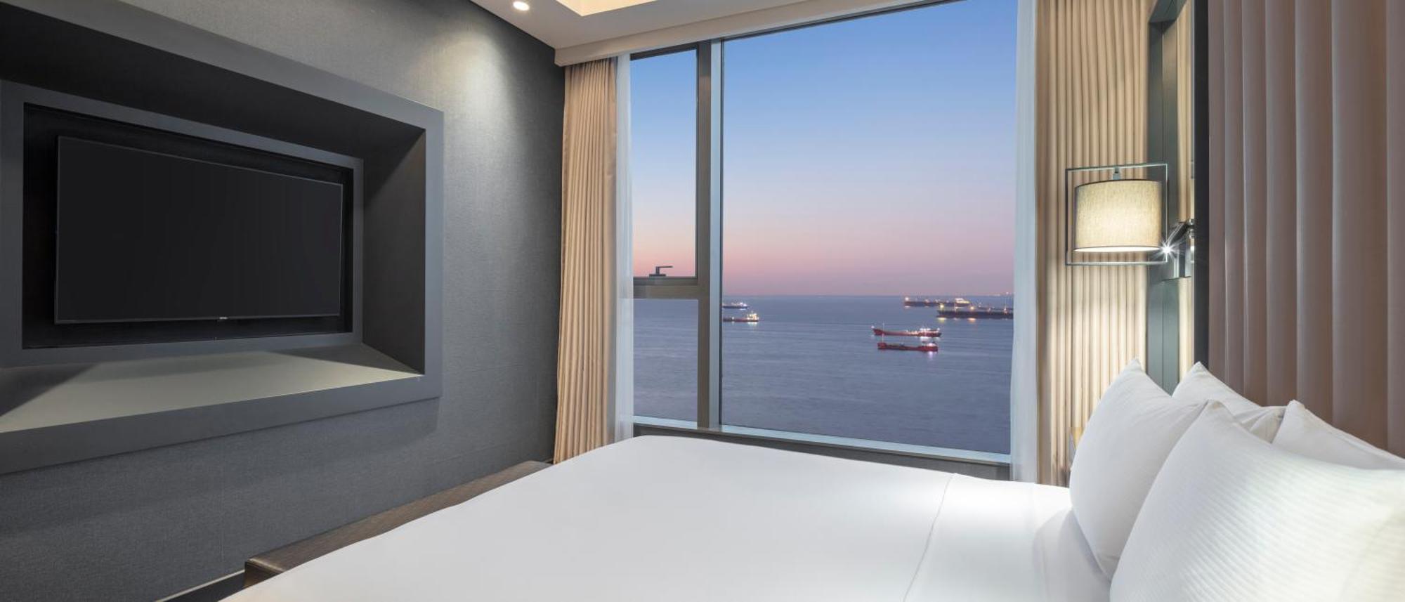 Отель Hilton Istanbul Bakirkoy Экстерьер фото A bedroom at the hotel