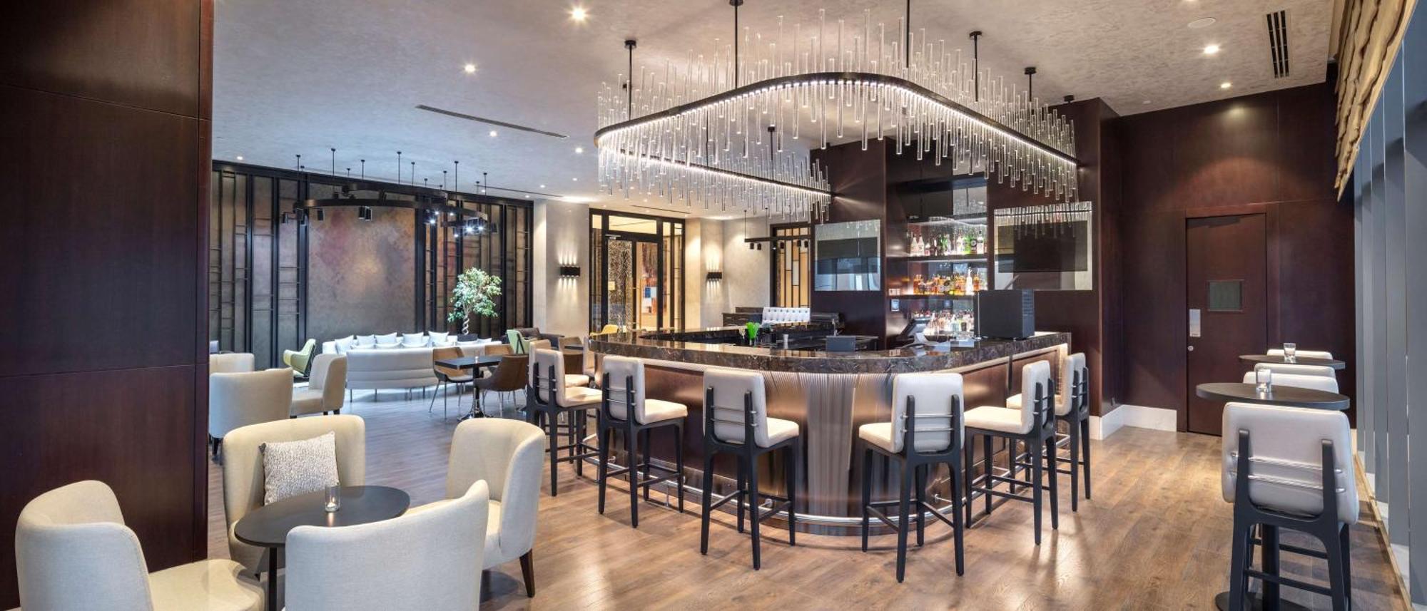 Отель Hilton Istanbul Bakirkoy Экстерьер фото The bar at the lounge