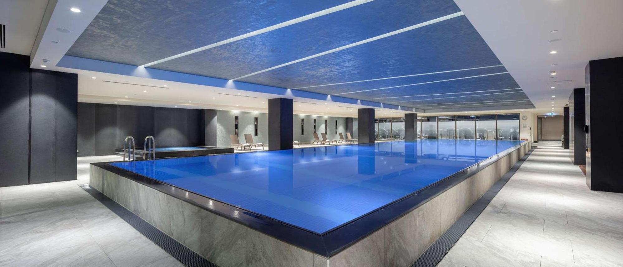 Отель Hilton Istanbul Bakirkoy Экстерьер фото The pool at the InterContinental London The O2