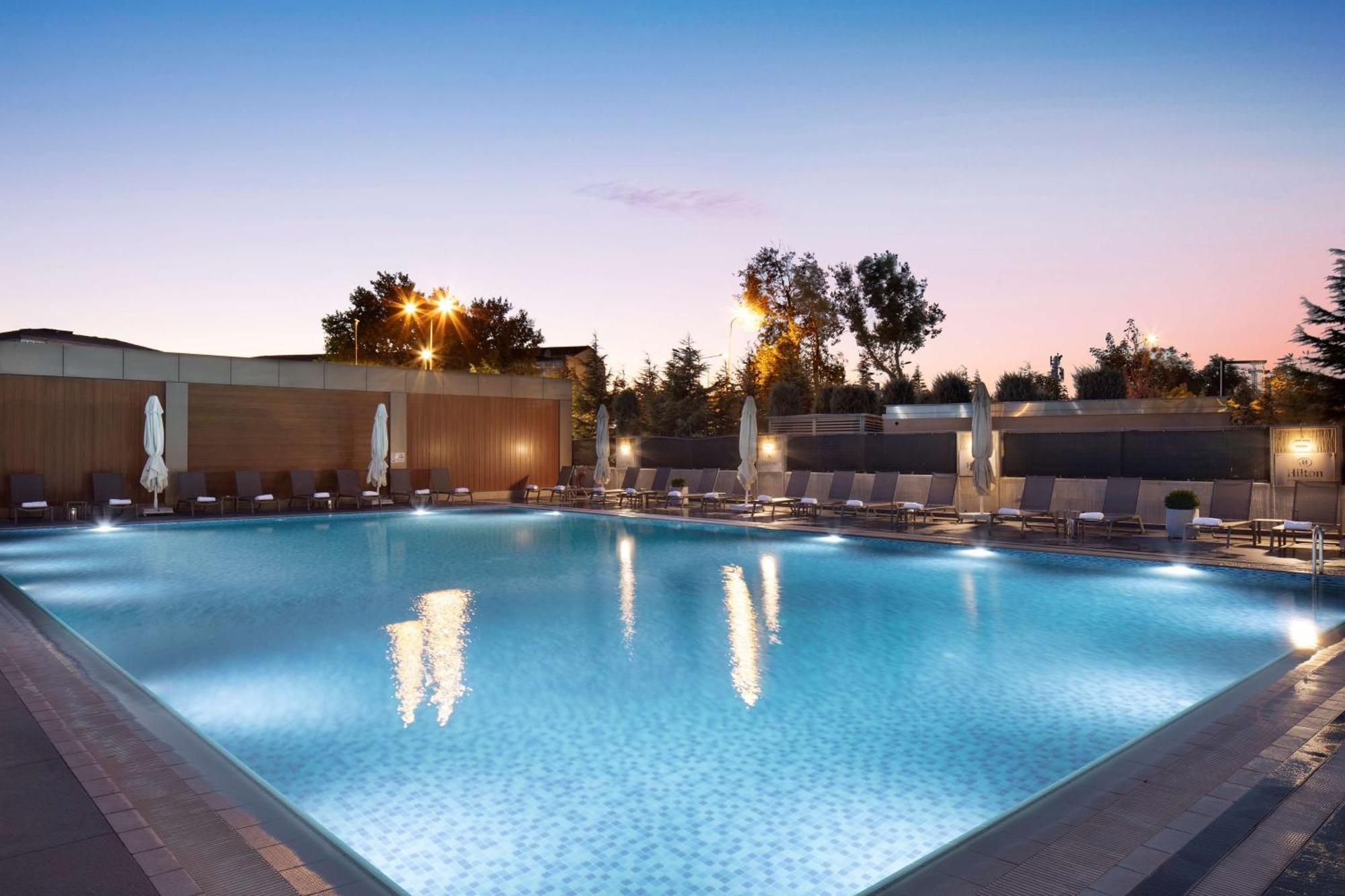 Отель Hilton Istanbul Bakirkoy Экстерьер фото The pool at the hotel