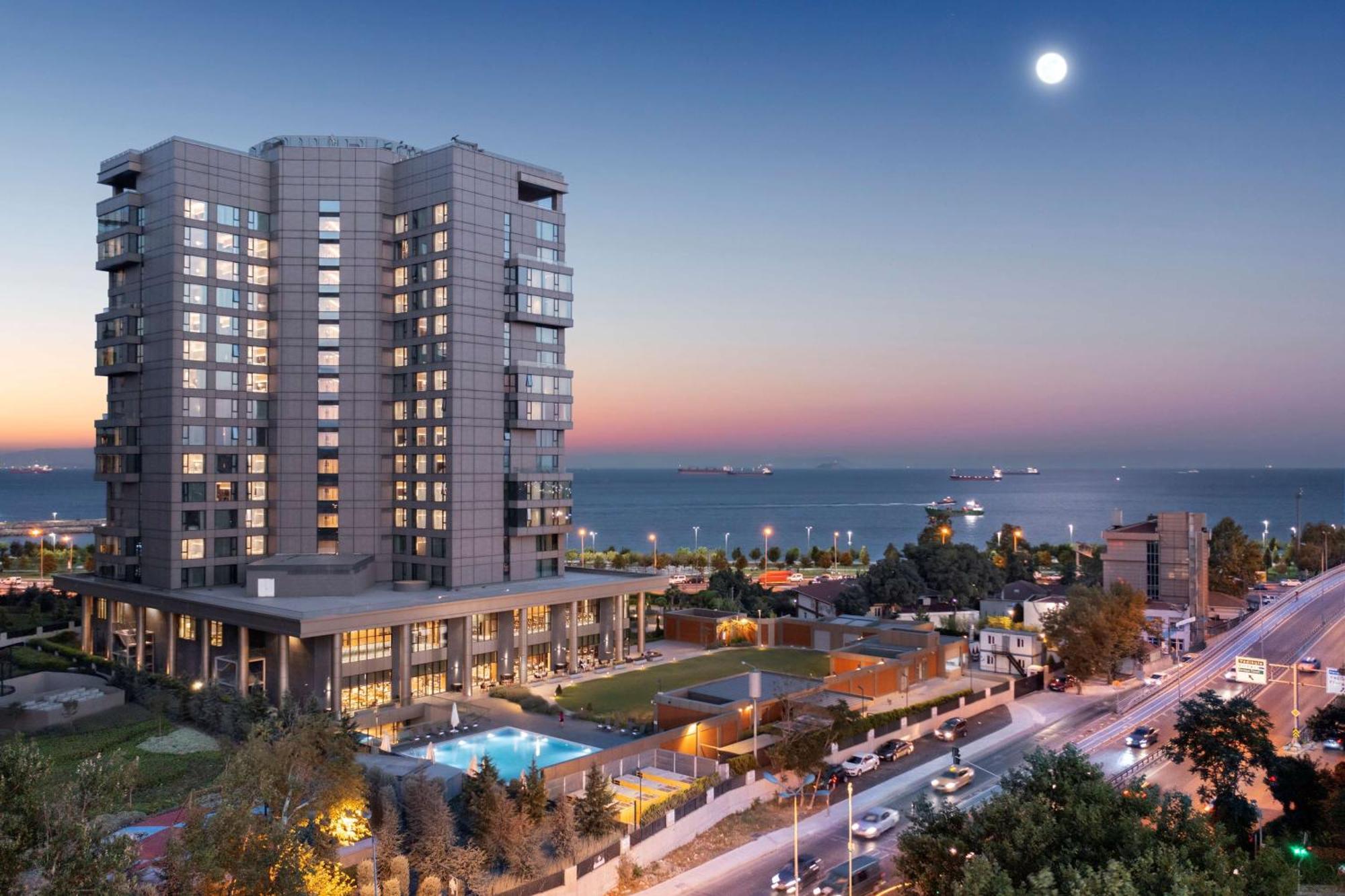 Отель Hilton Istanbul Bakirkoy Экстерьер фото The complex at night