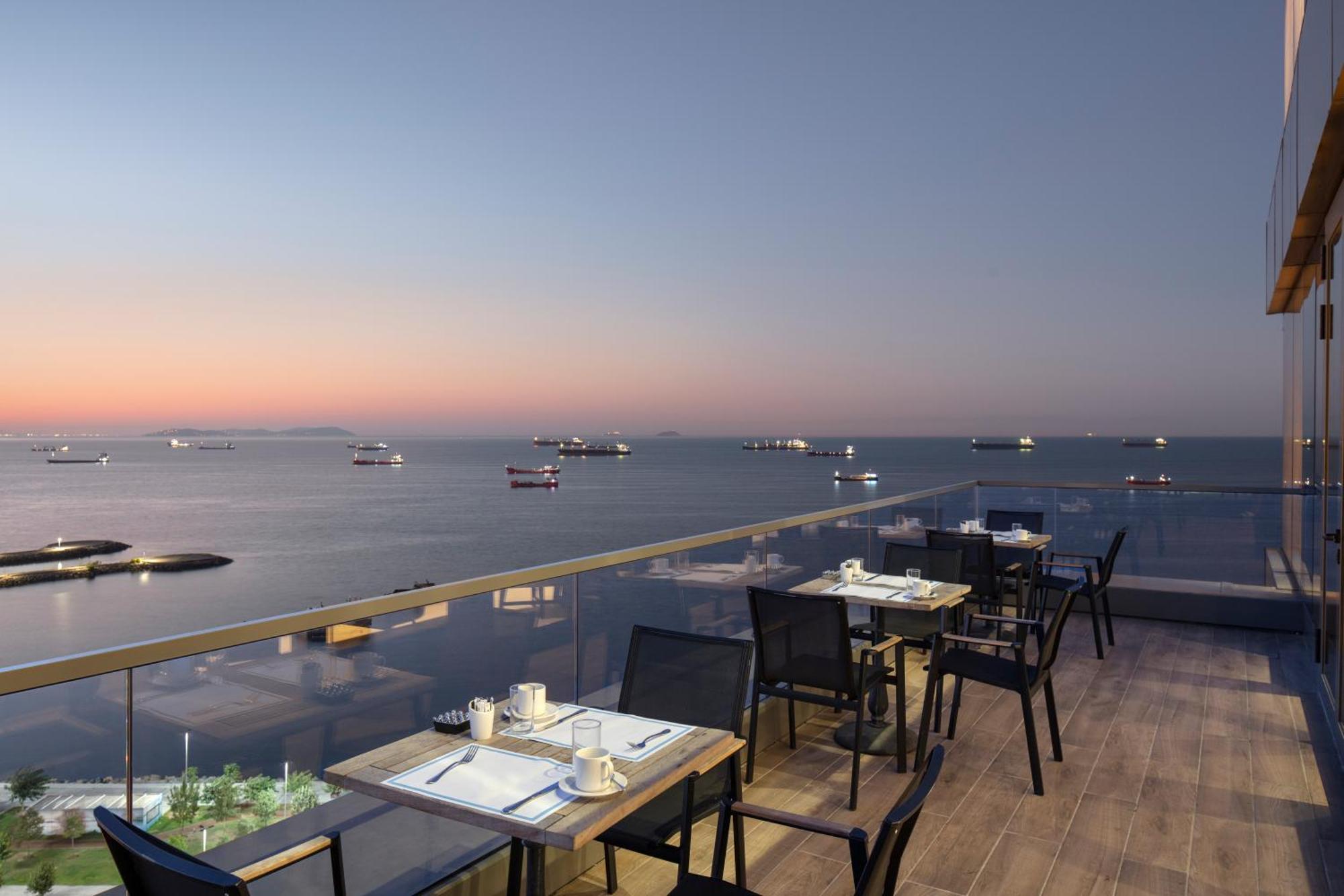 Отель Hilton Istanbul Bakirkoy Экстерьер фото View from the restaurant